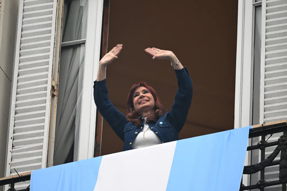 A un año de la detención de Cristina Kirchner: El PJ en shock, las vigilias militantes y la polémica del balcón