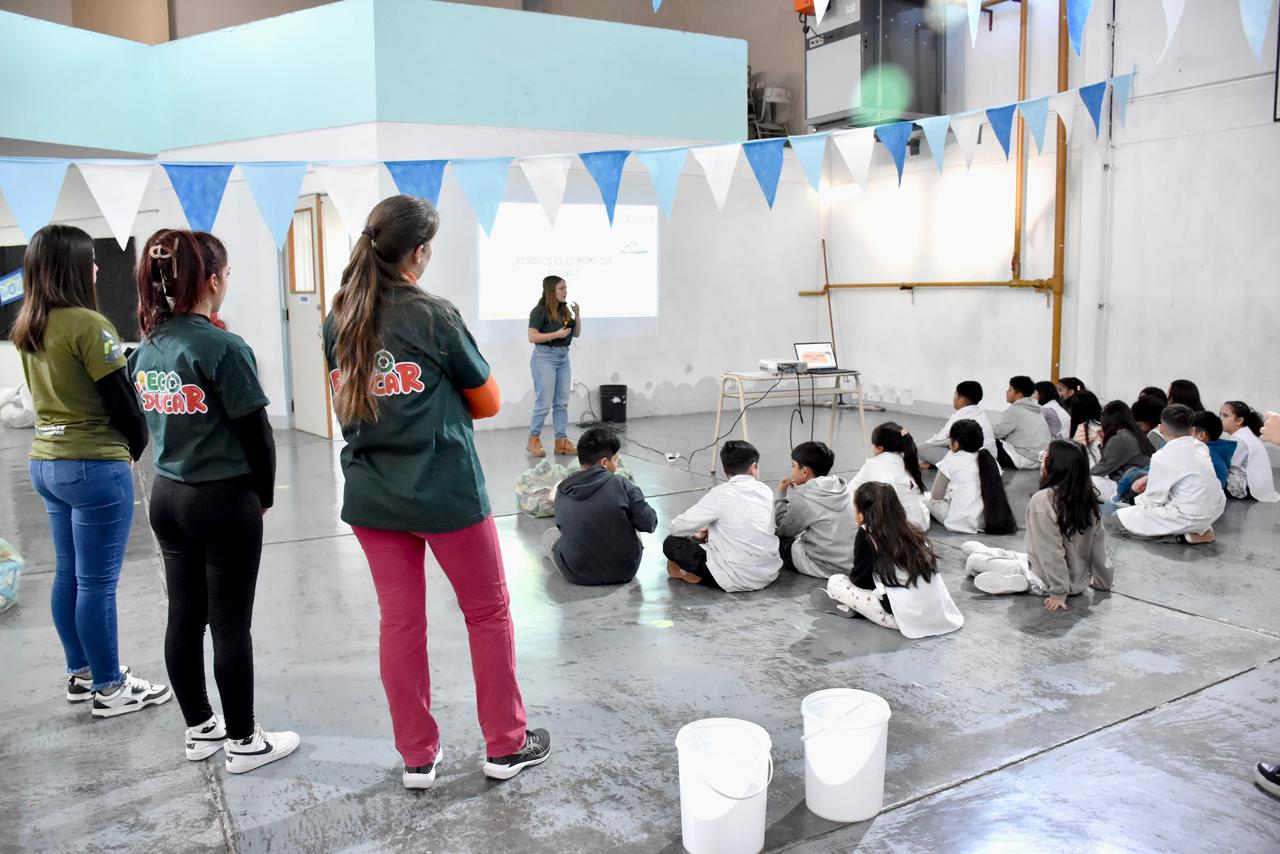 Eco Educar continúa su recorrido por Trelew y llegó a la Escuela N° 199