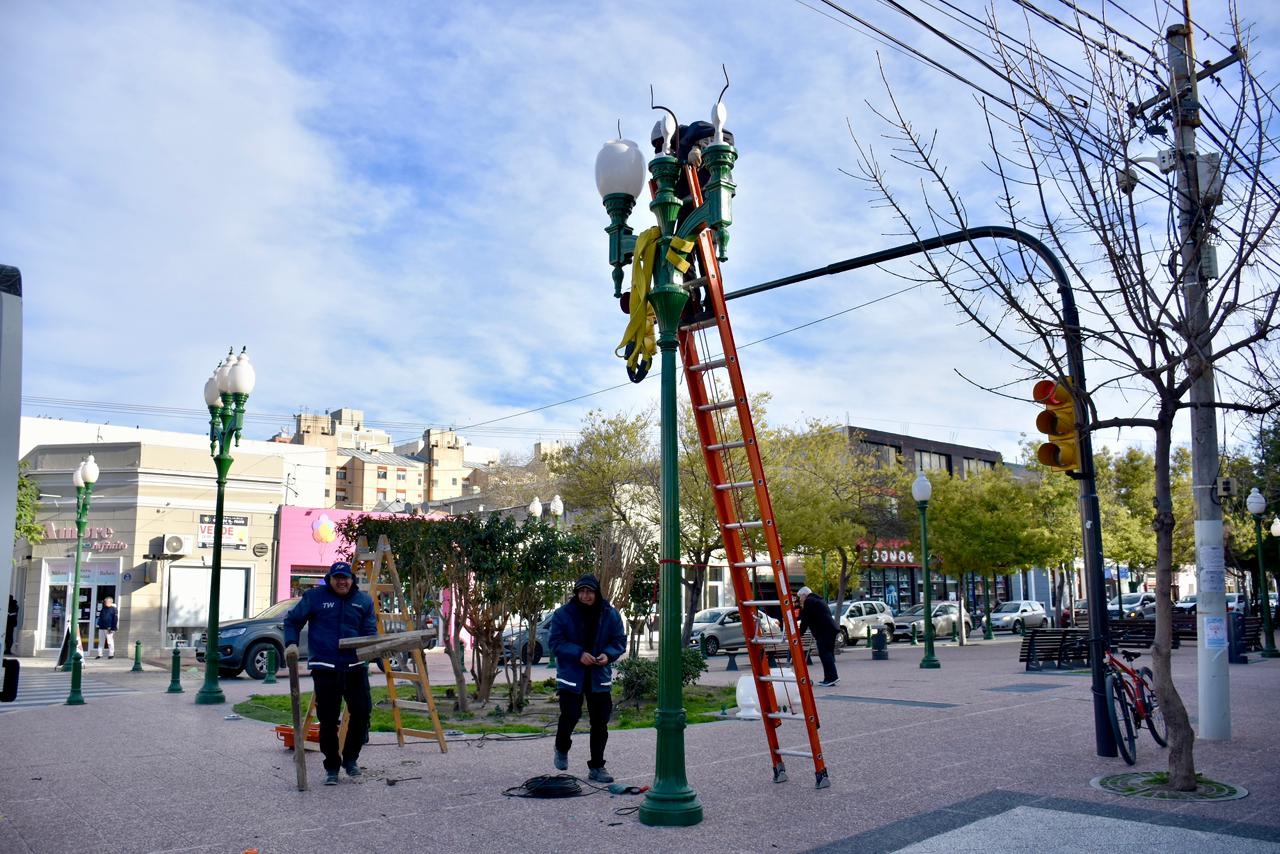 El Municipio de Trelew realizó tareas de mantenimiento en las históricas farolas de la peatonal Gazín