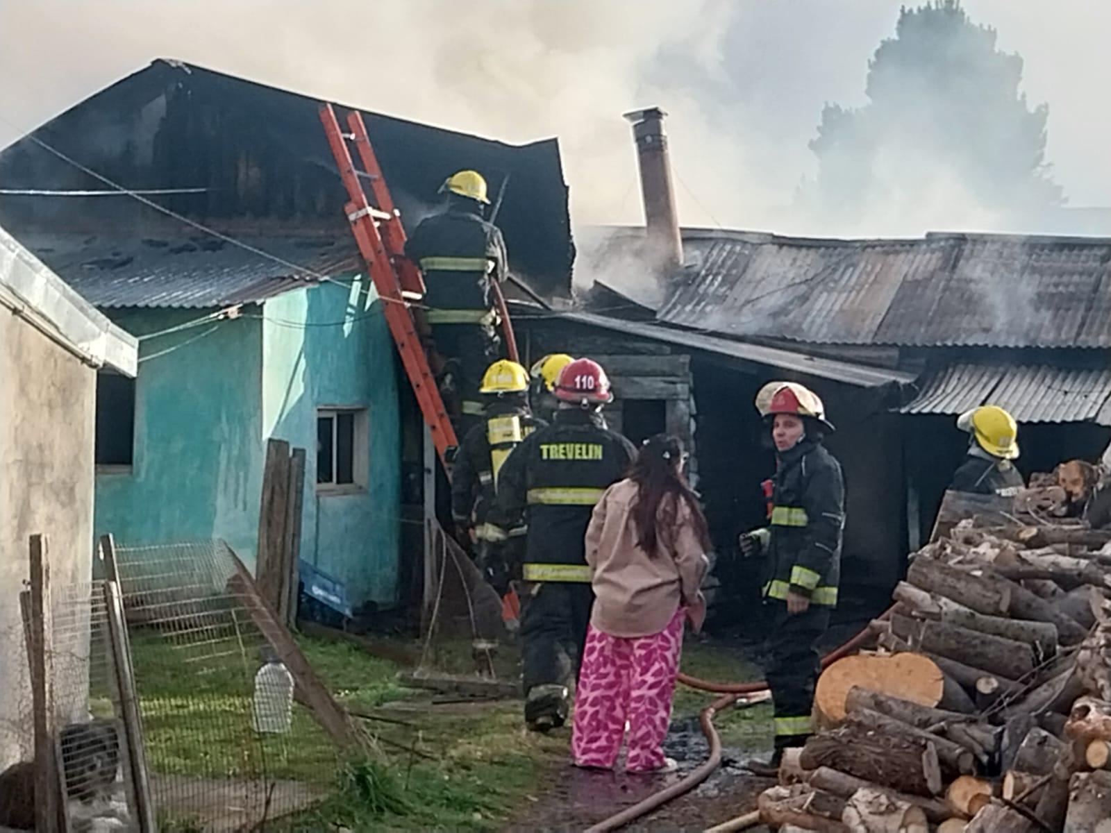 Voraz incendio destruyó una vivienda en Trevelin y una mujer de 88 años fue asistida de manera preventiva