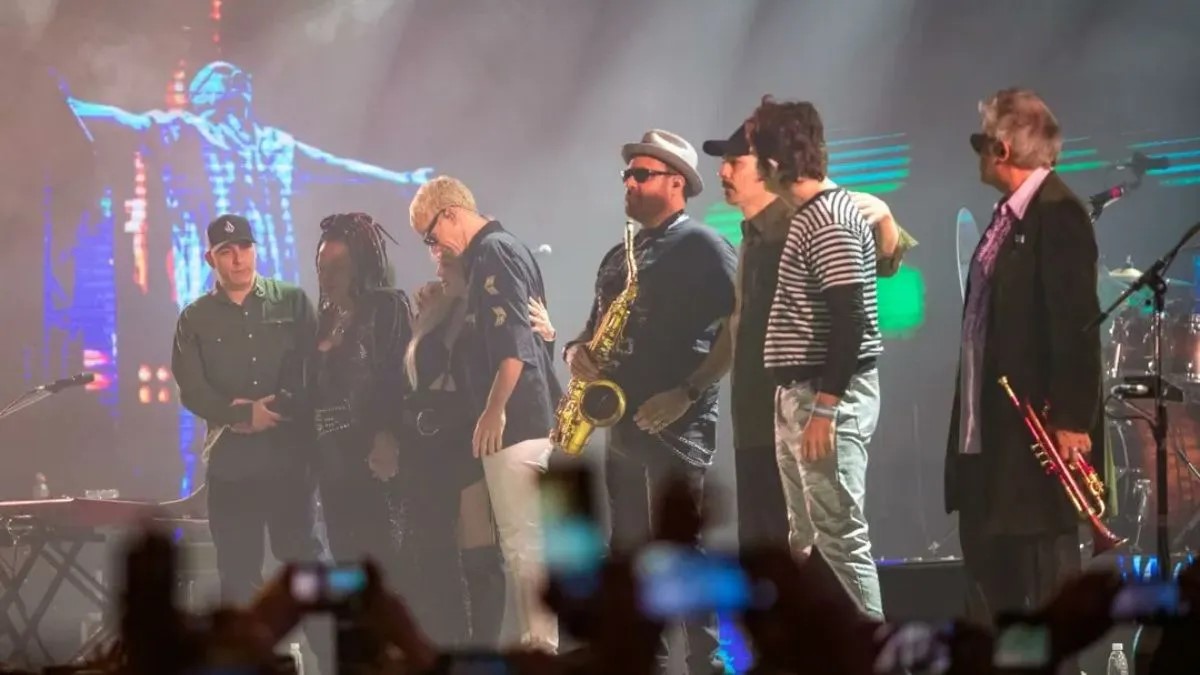 En un show en donde reinó la emotividad, Los Fundamentalistas del Aire Acondicionado cerraron el espectáculo con “Jijiji”