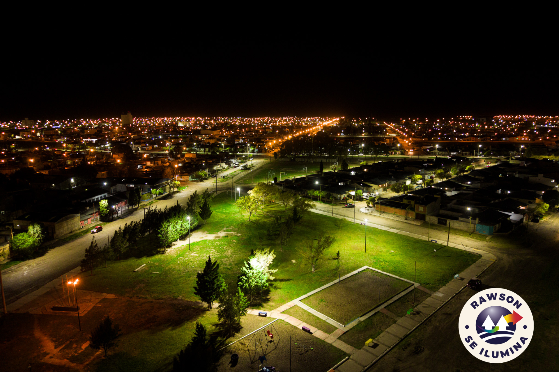 La Plaza de la Cooperación cuenta con nueva iluminación LED en el marco del plan “Rawson se Ilumina”