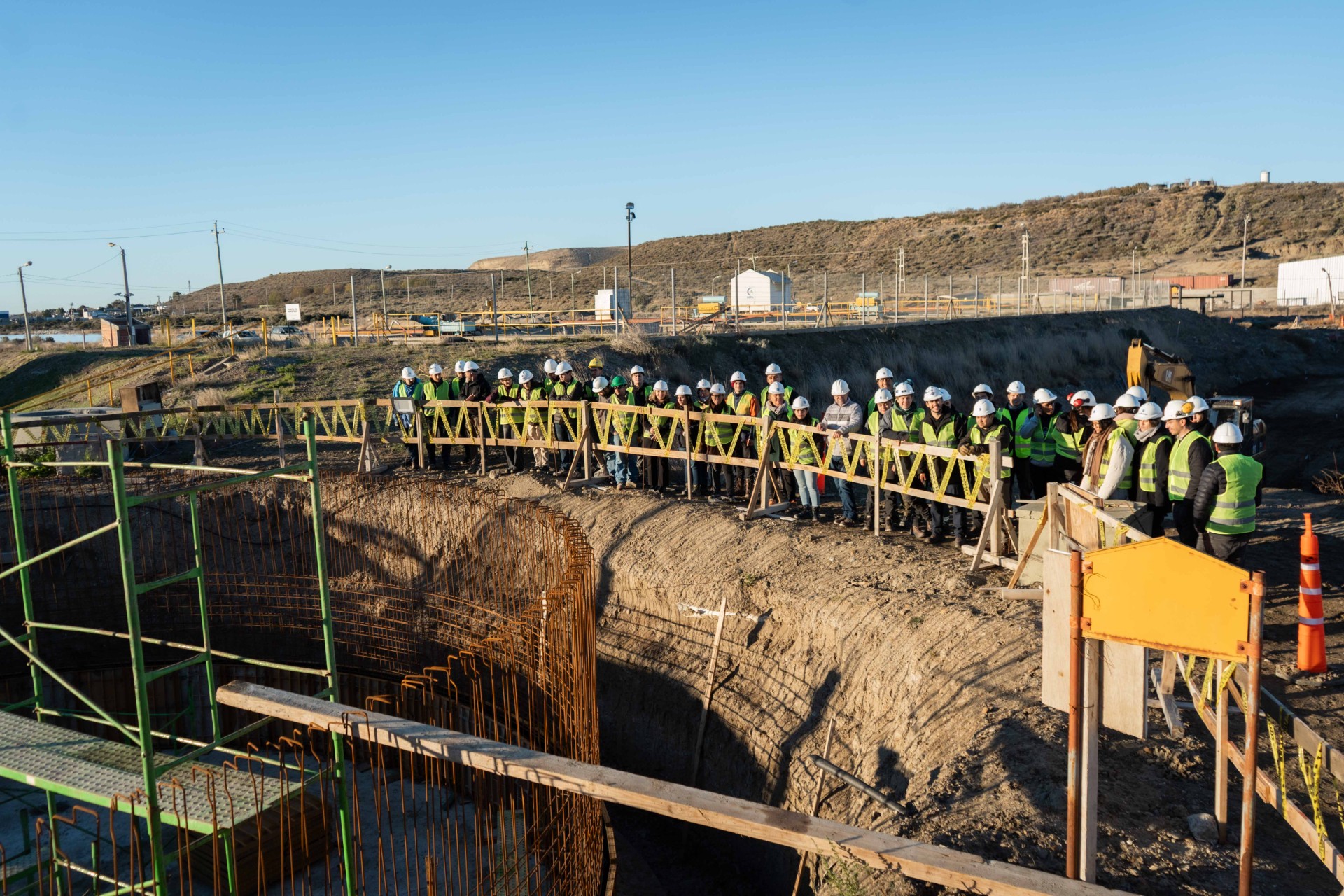 Estudiantes de la Universidad Nacional San Juan Bosco visitaron la planta de tratamiento de Rada Tilly y conocieron los avances de la obra de ampliación