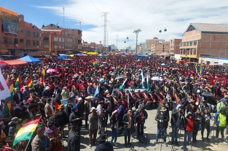 Bolivia: Un Cabildo abierto rechazó el diálogo y pidió la renuncia presidencial