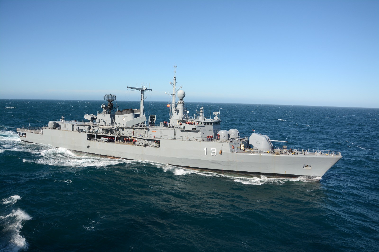 Llega el rompehielos Ara Almirante Irízar a Madryn y los residentes y turistas podrán recorrer gratuitamente los buques de la Armada Argentina