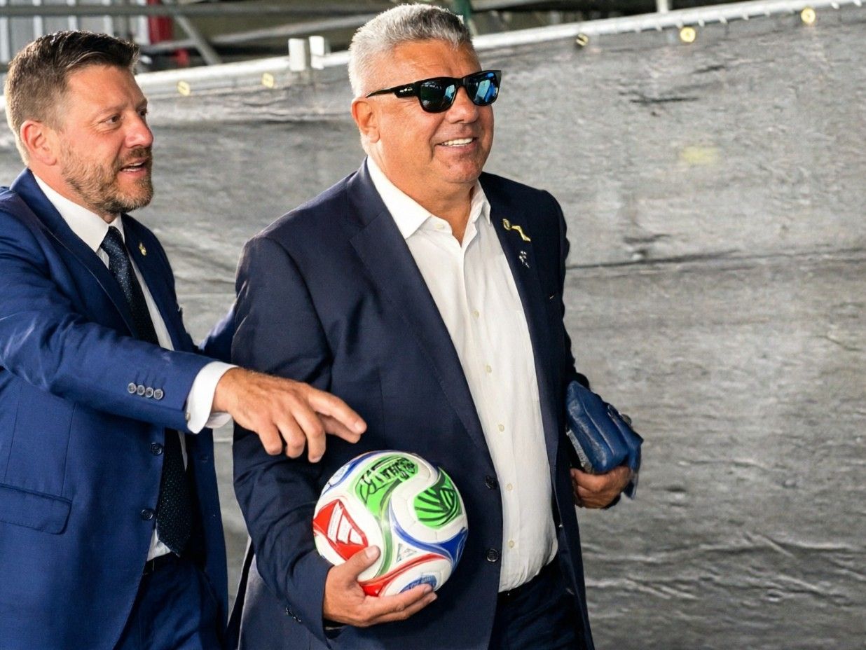 “Chiqui” Tapia le entregó a Messi la pelota del partido tras los tres goles frente a Argelia en el debut del mundial