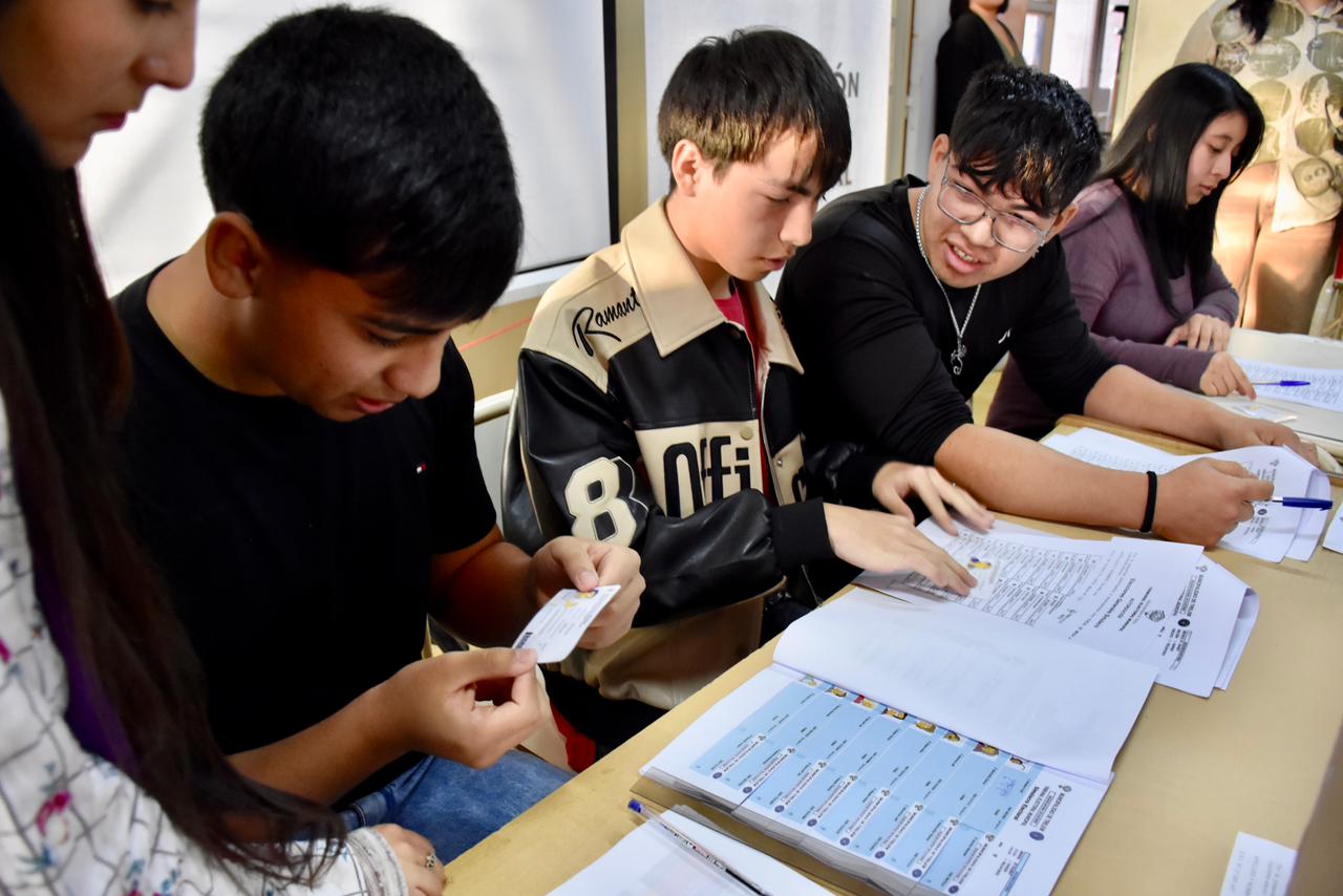 “Educar para la Democracia”: Más 100 estudiantes de la Escuela 762 practicaron elecciones con boleta única
