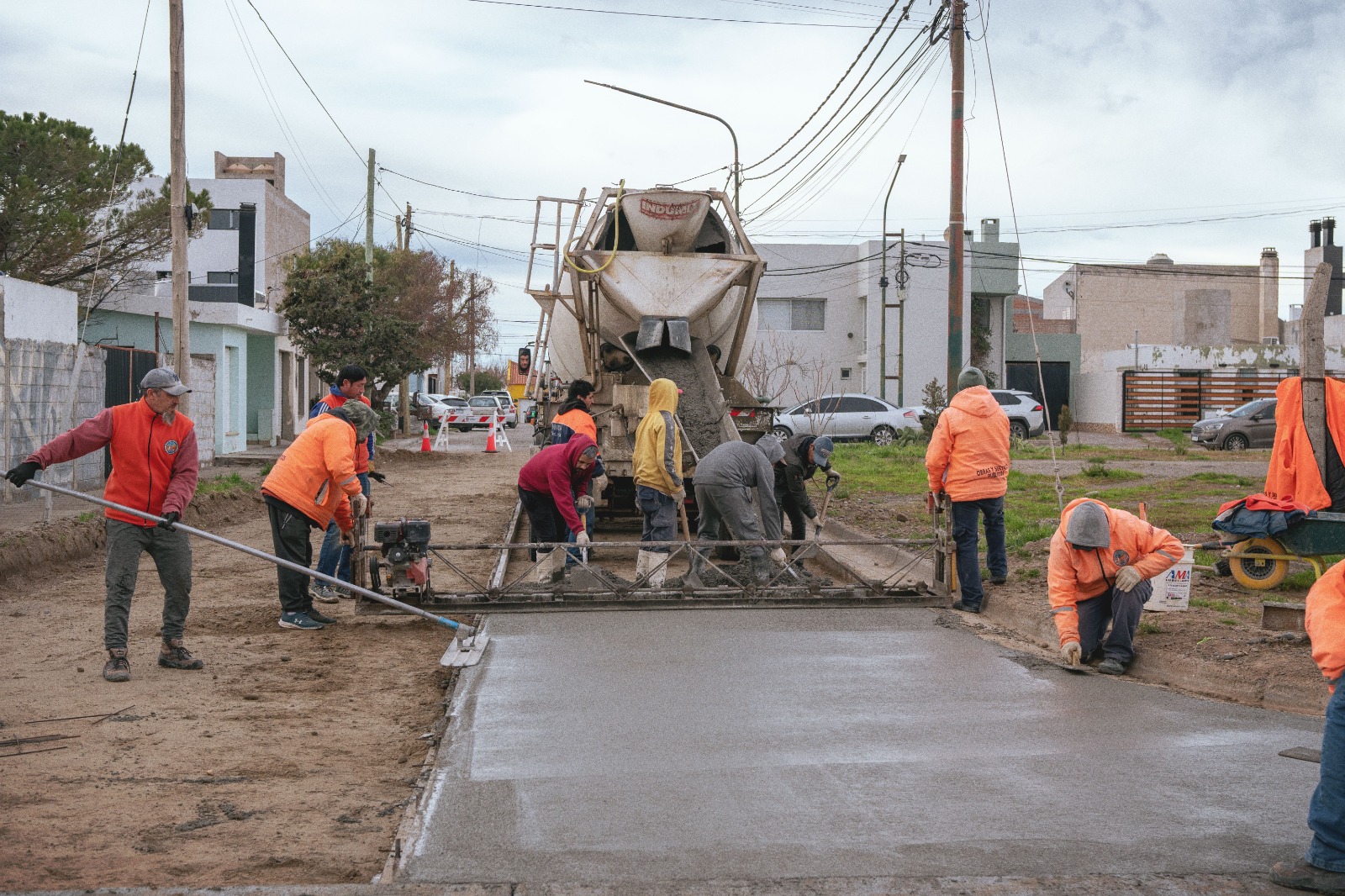Rawson avanza con la etapa final de la pavimentación en calle Rivadavia de Playa Unión