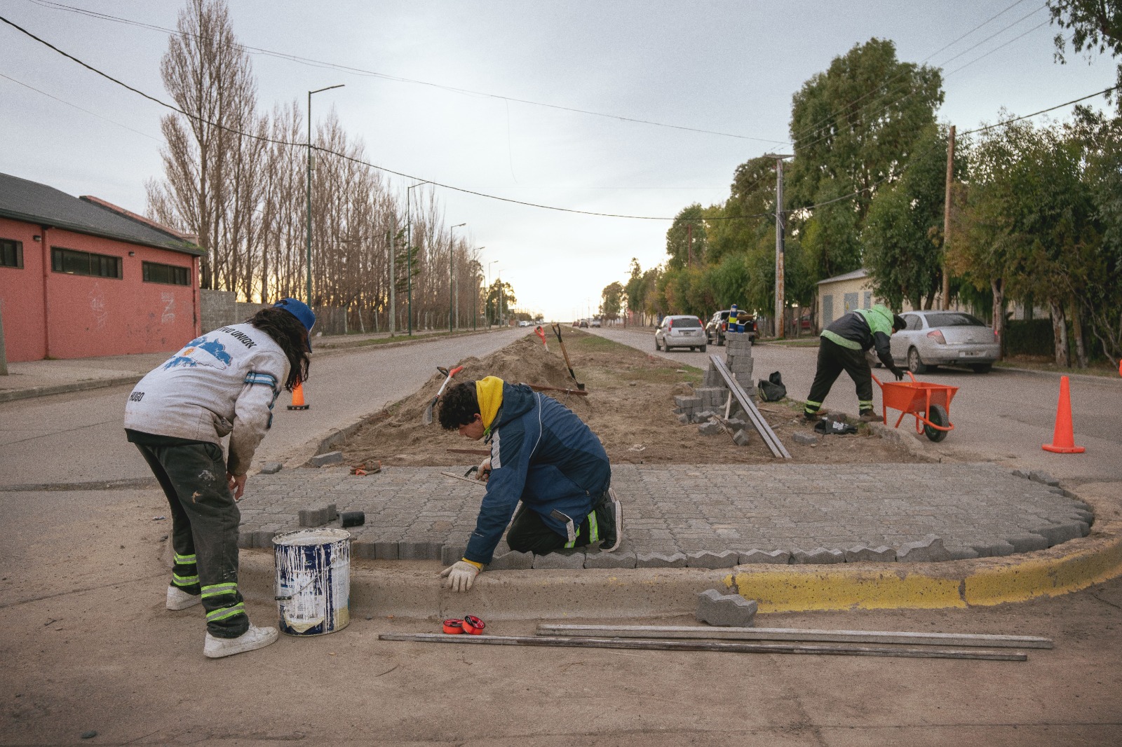 La Municipalidad de Rawson avanza con la colocación de adoquines en los bulevares de la ciudad