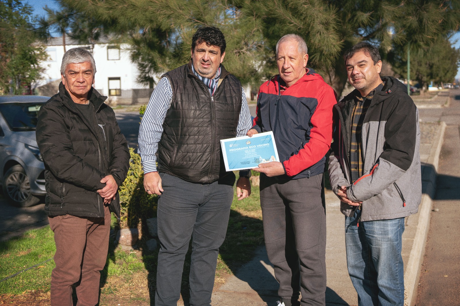 Programa “Eco Vecinos”: Un vecino de Rawson fue distinguido por el cuidado de un bulevar sobre avenida Julián Murga