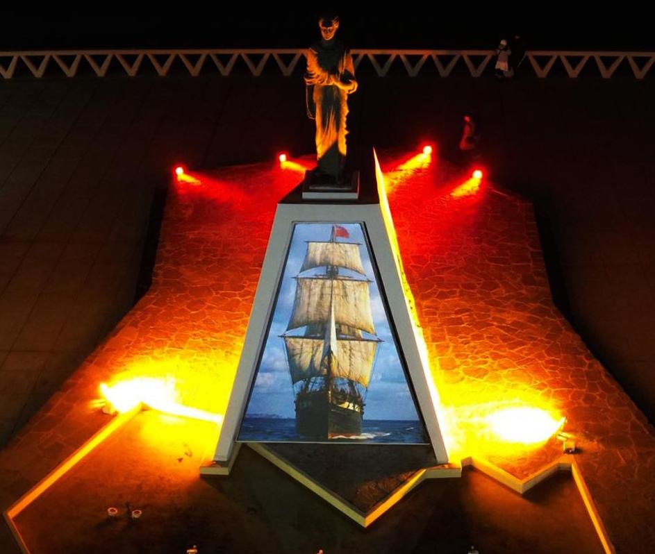 Madryn: Una propuesta audiovisual transformó el Monumento a la Gesta Galesa