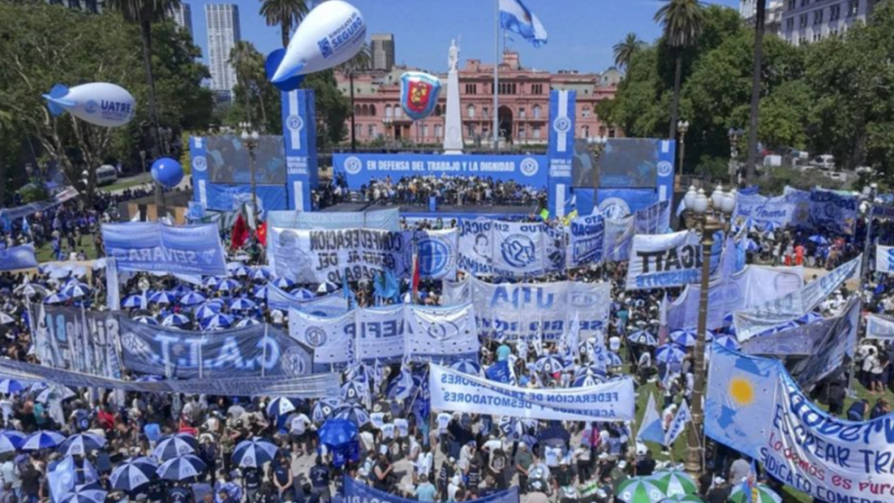 La CGT, las CTA y movimientos sociales marchan al Congreso junto a los jubilados