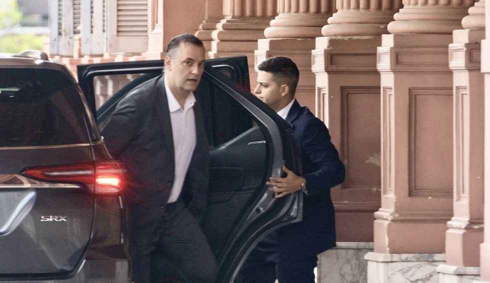 Tras renunciar a la jefatura de Gabinete, Adorni dejó el directorio de YPF