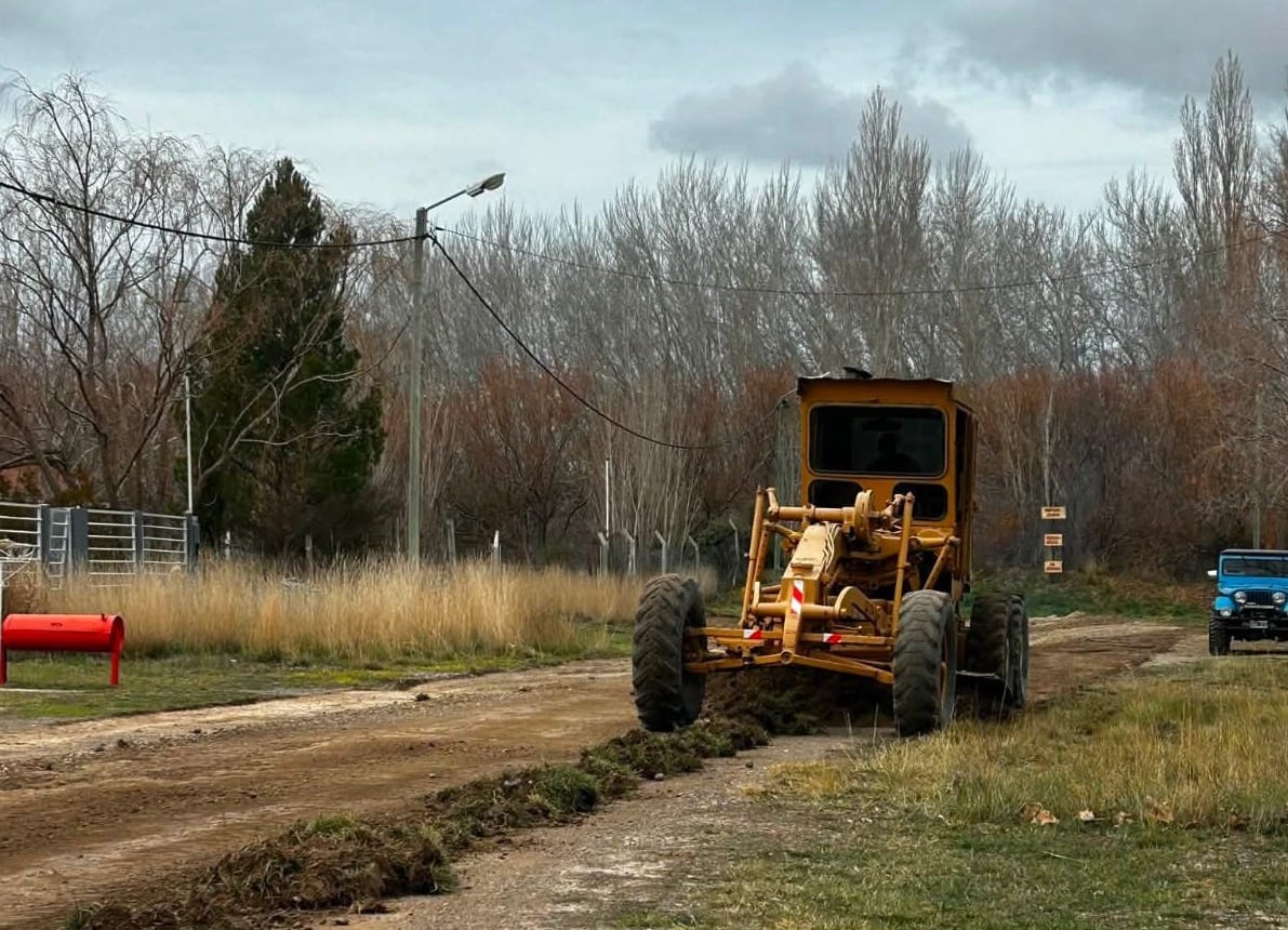Rawson mejora la transitabilidad en accesos a chacras sobre la Ruta Provincial Nº 7
