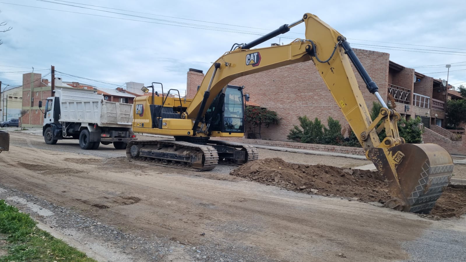 Comenzaron los trabajos de movimiento de suelo para nuevas obras de pavimentación en Playa Unión