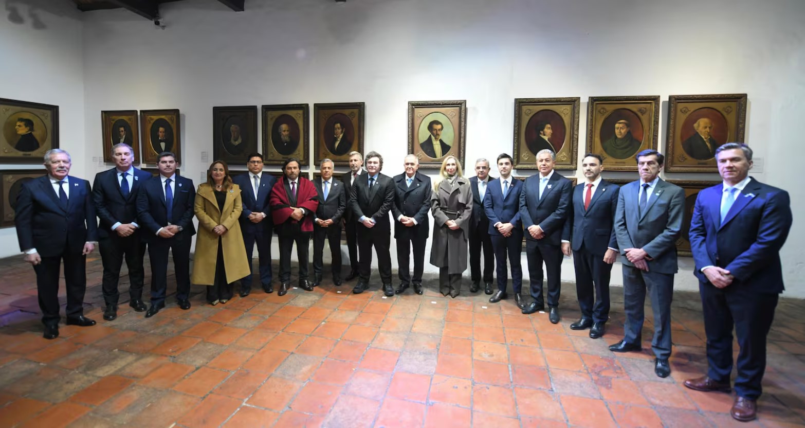 Tras la foto de Milei con Torres y gobernadores aliados en Tucumán, el Ejecutivo llamó a “dejar atrás las divisiones estériles”