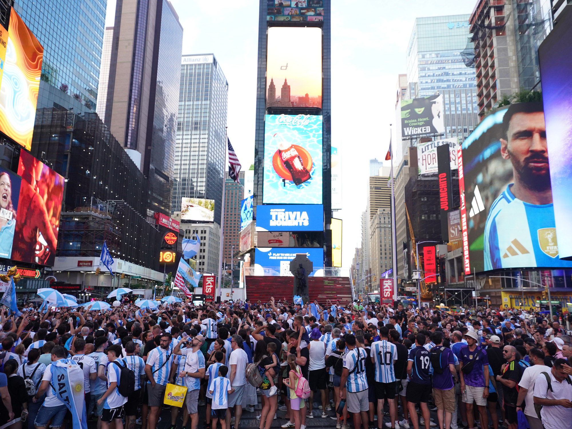A menos de 24 horas de la final del Mundial, Nueva York espera un masivo banderazo con más de 10 mil hinchas argentinos en Times Square