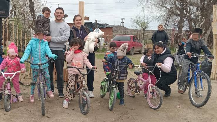 Un héroe sin capa en Río Negro: Recuperó 900 bicicletas abandonadas, las arregló y se las regaló a chicos que las necesitaban