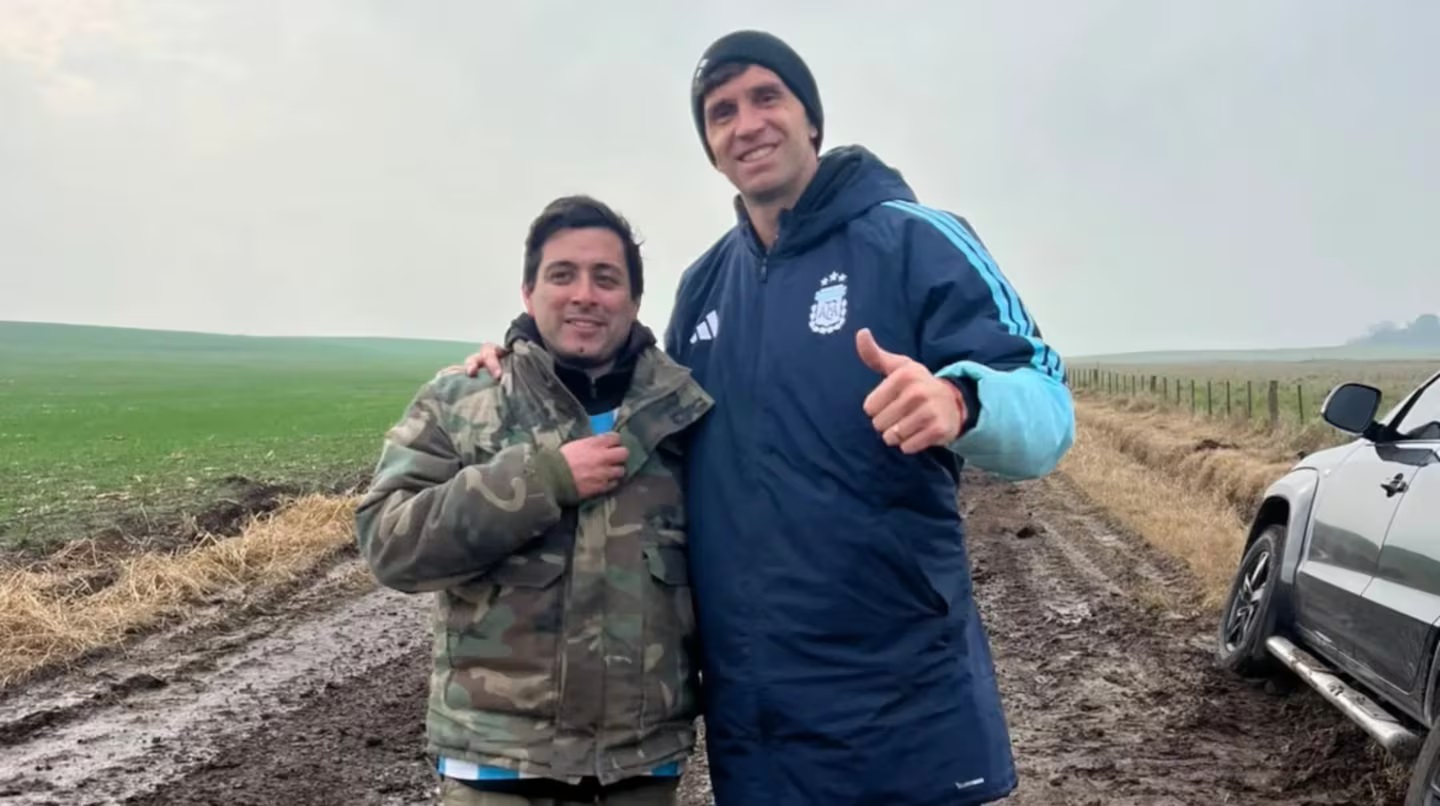 “Dibu” Martínez se encajó con su camioneta, un padre con su hijo lo ayudaron y recibieron un regalo inolvidable