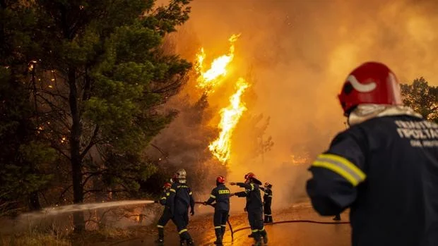 Grecia: Los fuertes vientos reavivaron incendios y provocan evacuaciones