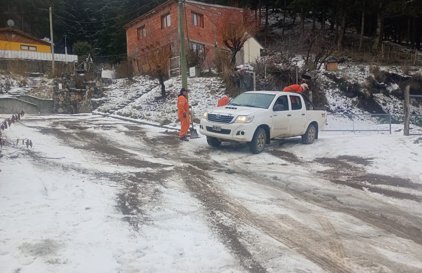 Esquel intensificó el Operativo de Invierno para mejorar la transitabilidad tras las nevadas