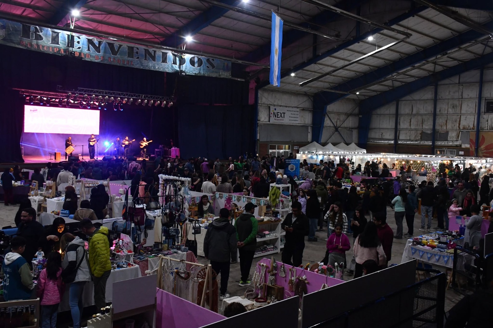 Quedó inaugurada la Expo Invierno 2026 en el Gimnasio Municipal de Esquel