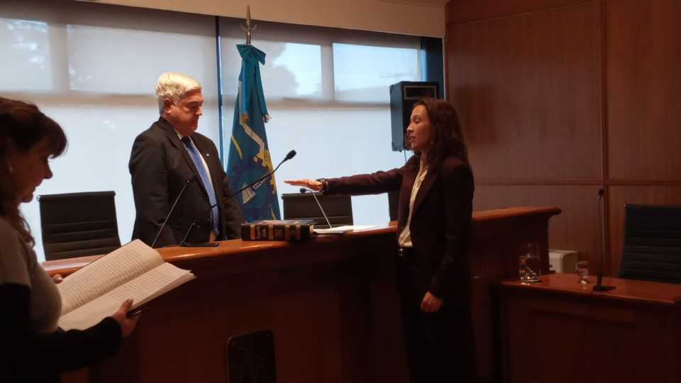 Janet Davies juró como nueva fiscal general