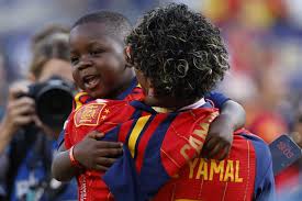 Lamine Yamal celebró el título mundial con su hermanito Keyne, la otra estrella viral de España