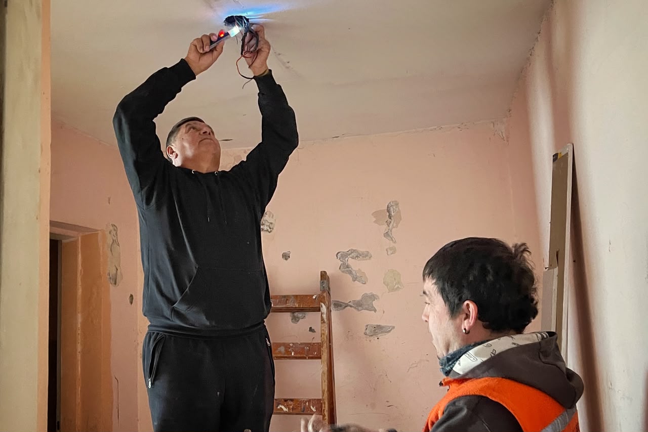 En la previa al reinicio de clases, Rawson realiza trabajos de mantenimiento y mejora en los jardines municipales del Barrio San Ramón