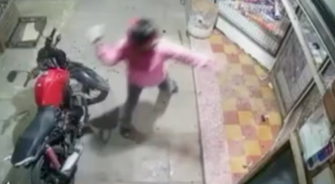 Locura desatada: Se enojaron con el kiosquero porque les pidió que se fueran de la vereda y le rompieron los vidrios a patadas