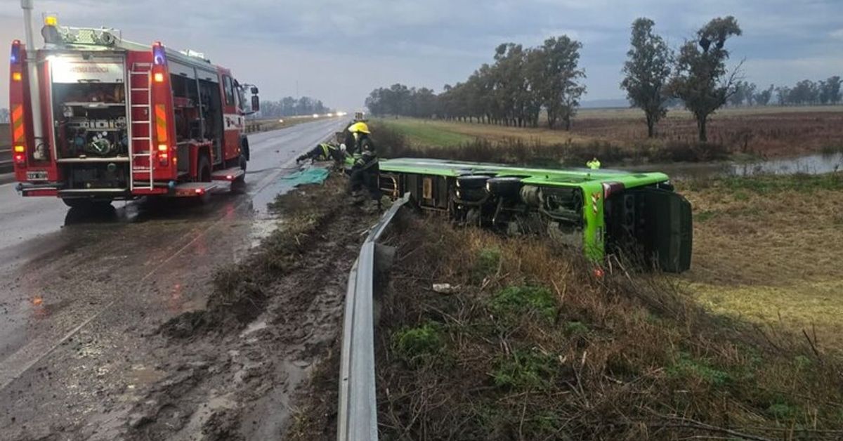 Volcó un micro y cayó desde un puente en medio del temporal en Buenos Aires