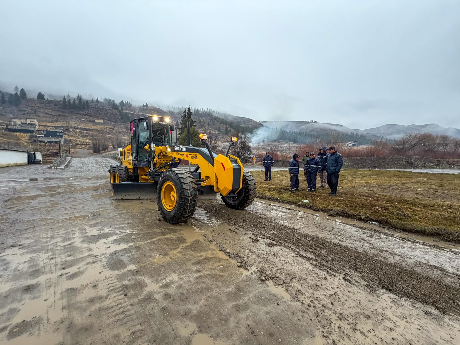 Esquel capacita a operarios municipales para la puesta en funcionamiento de la nueva motoniveladora