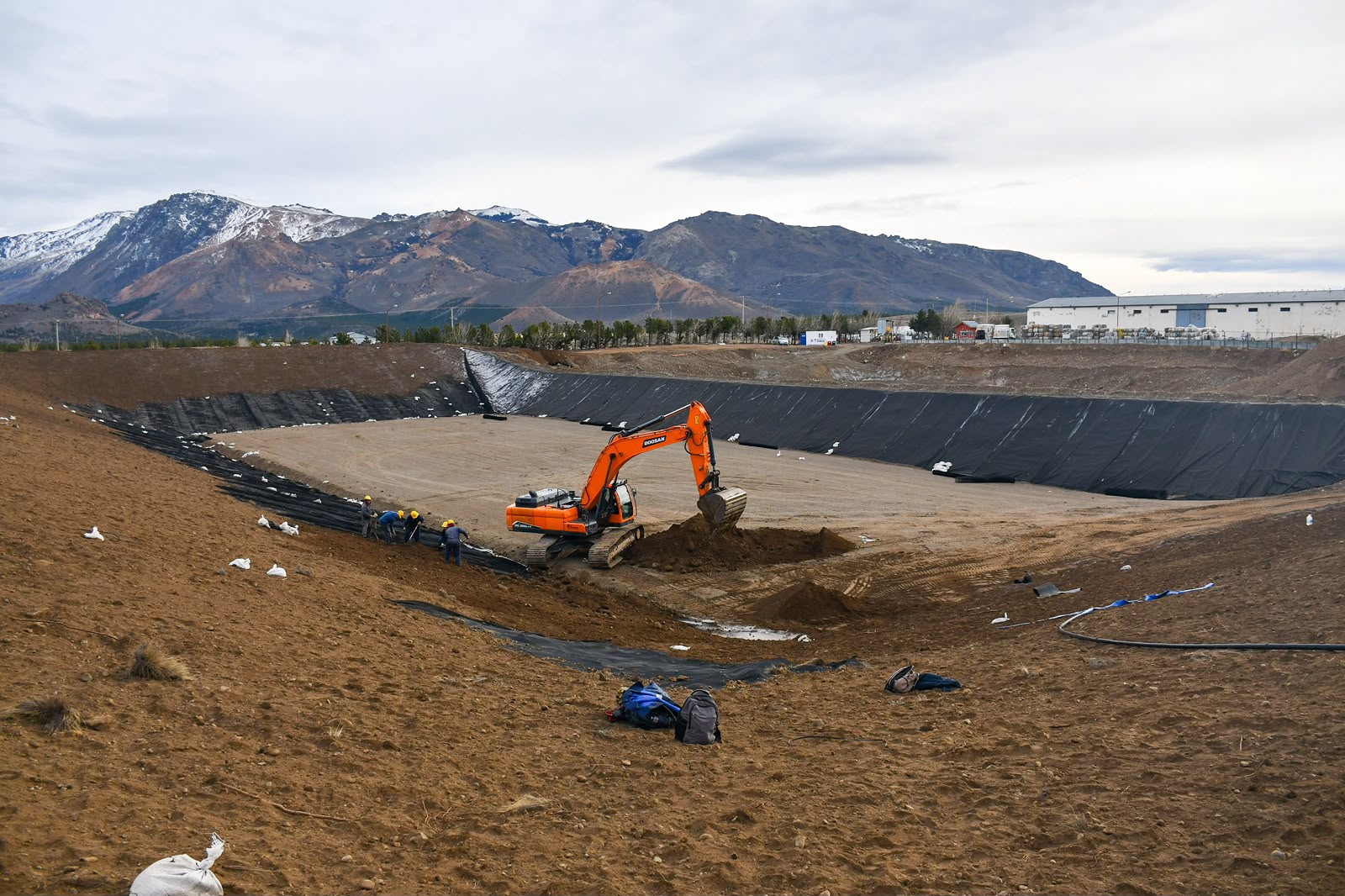 Esquel: El nuevo módulo del GIRSU ingresa en su etapa final con la colocación de la membrana protectora