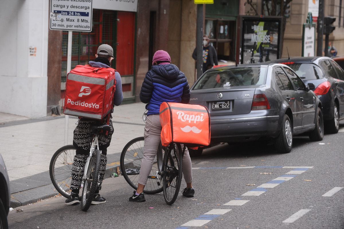 Crecen las deudas de los trabajadores con las aplicaciones de delivery y piden regular las tasas