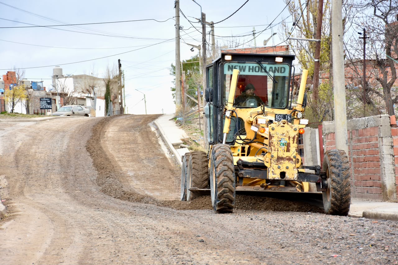 El Municipio de Trelew repasó y niveló calles en el barrio Planta de Gas