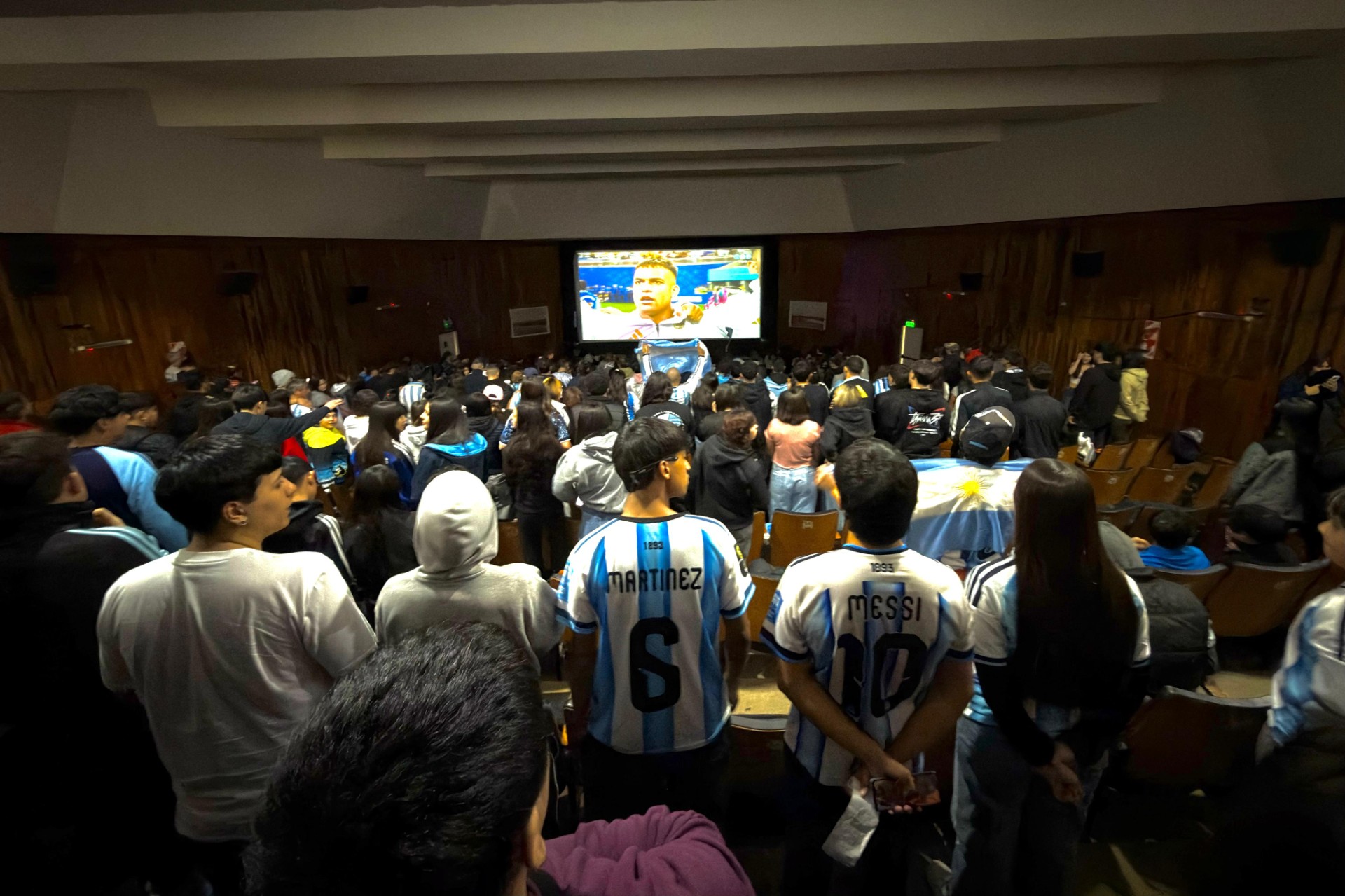 El Cine Teatro de Rawson vuelve a partir de celeste y blanco para recibir a familias y alentar a la Selección Argentina