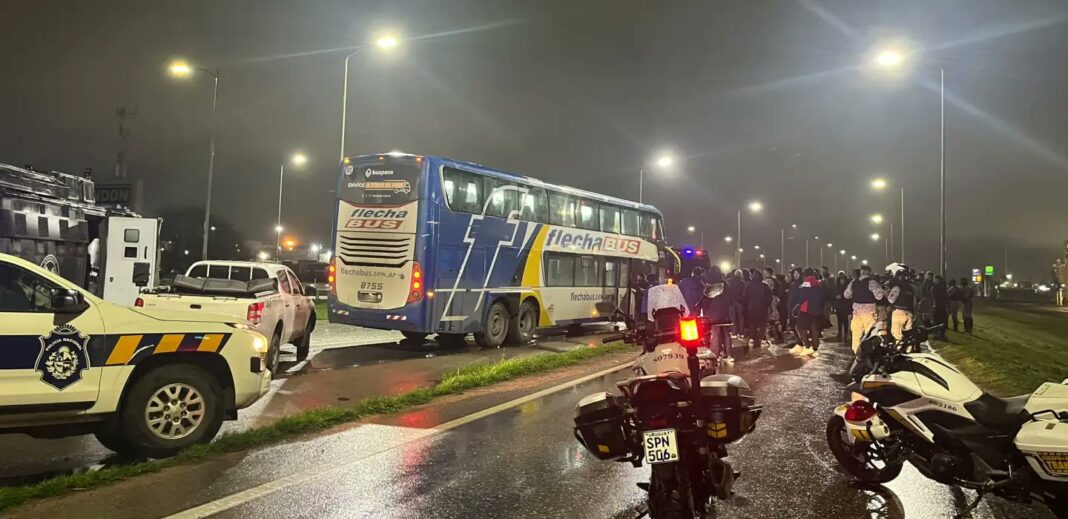 Terror en Uruguay: Balearon a los micros de los hinchas de Tigre tras el triunfo ante Nacional