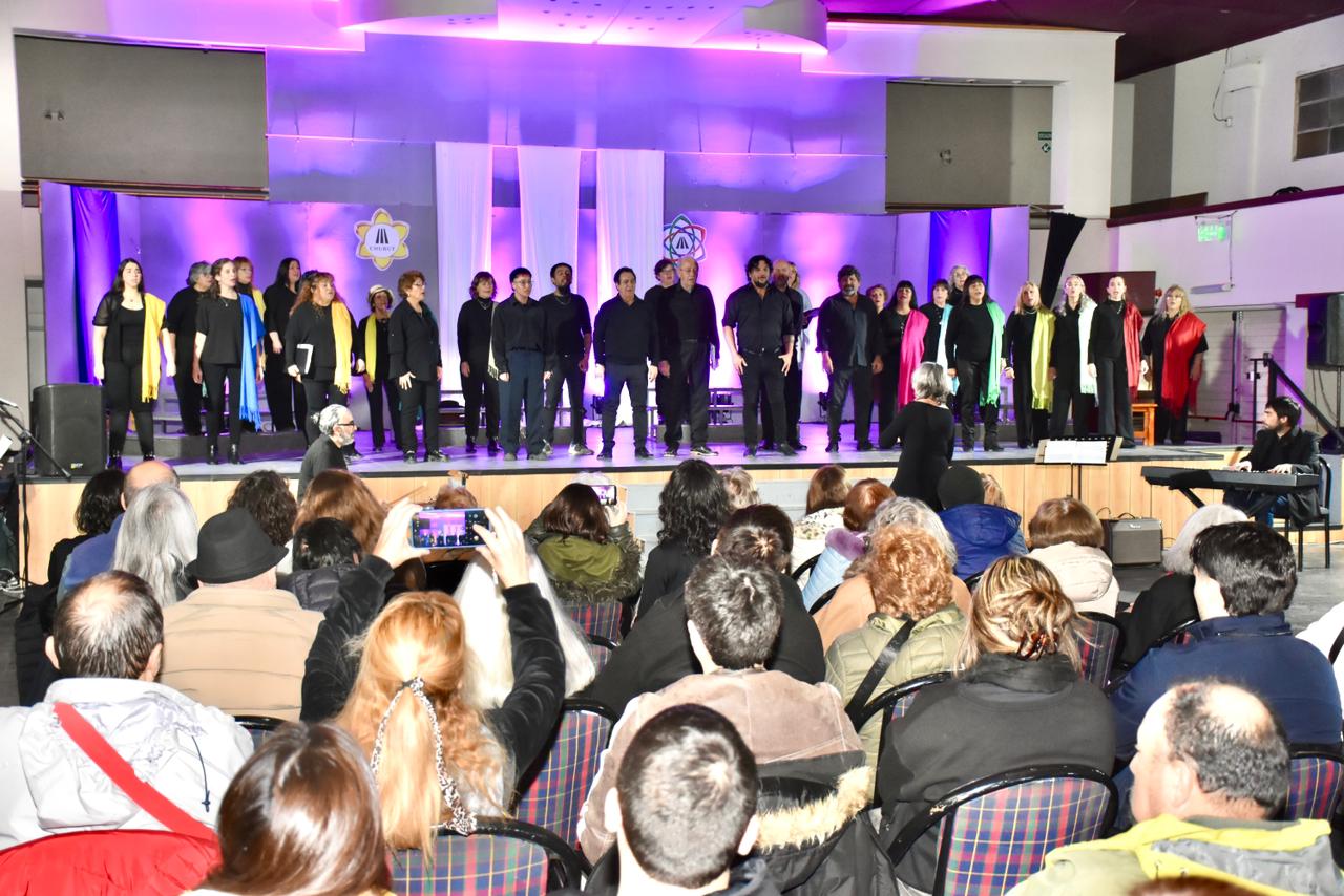 El Coro Municipal de Trelew celebró su 58º aniversario y su directora Andrea Freyer se despidió de la formación