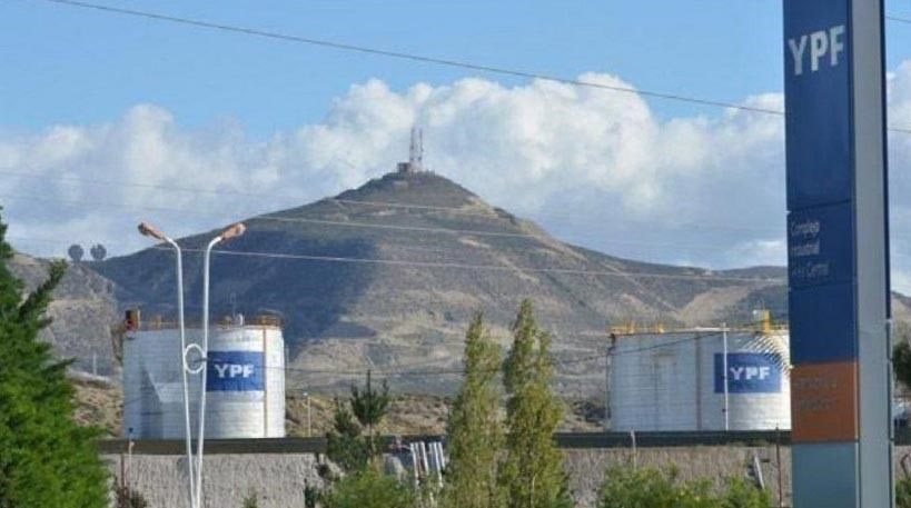 Presentan un amparo colectivo ambiental contra el acuerdo por los pasivos de YPF en Comodoro