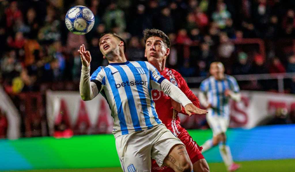 Racing jugó con un hombre menos la mayor parte del partido y perdió con Argentinos Juniors