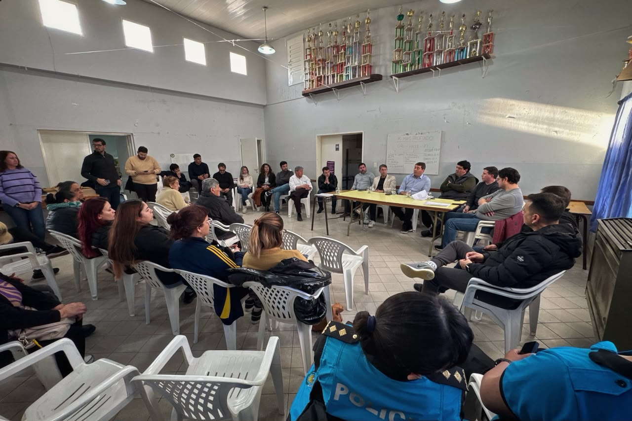 Biss y vecinos del barrio Río Chubut coordinan acciones de seguridad, iluminación y mejoras