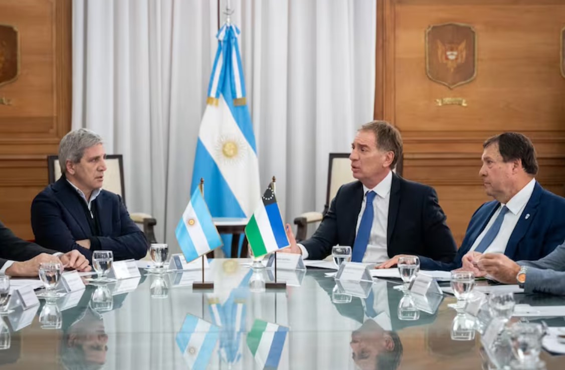 Nación avanza con el traspaso de rutas a las provincias: Weretilneck firmó la transferencia del Tren del Valle