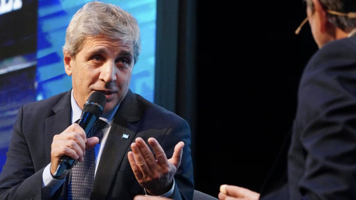 Caputo anunció una flexibilización en los créditos en dólares para las empresas