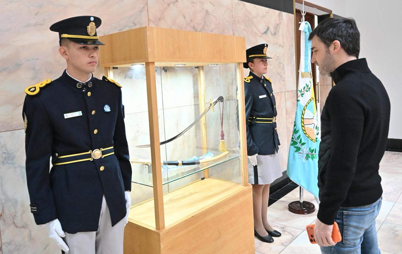 La réplica del Sable Corvo de San Martín se exhibe por primera vez en la Casa de Gobierno