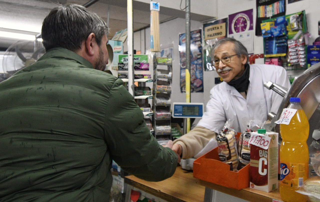 Merino recorrió comercios de Trelew para conocer sus necesidades y promover la actividad económica local