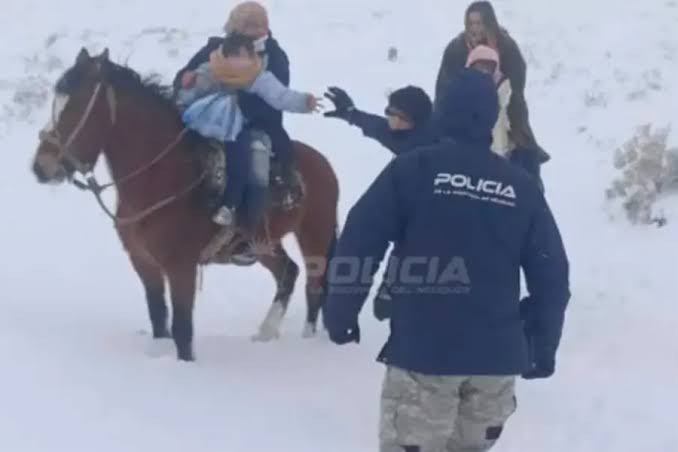 Temporal de nieve en Neuquén: Una familia con dos niños quedó aislada sin luz ni alimentos y fue rescatada por policías a caballo