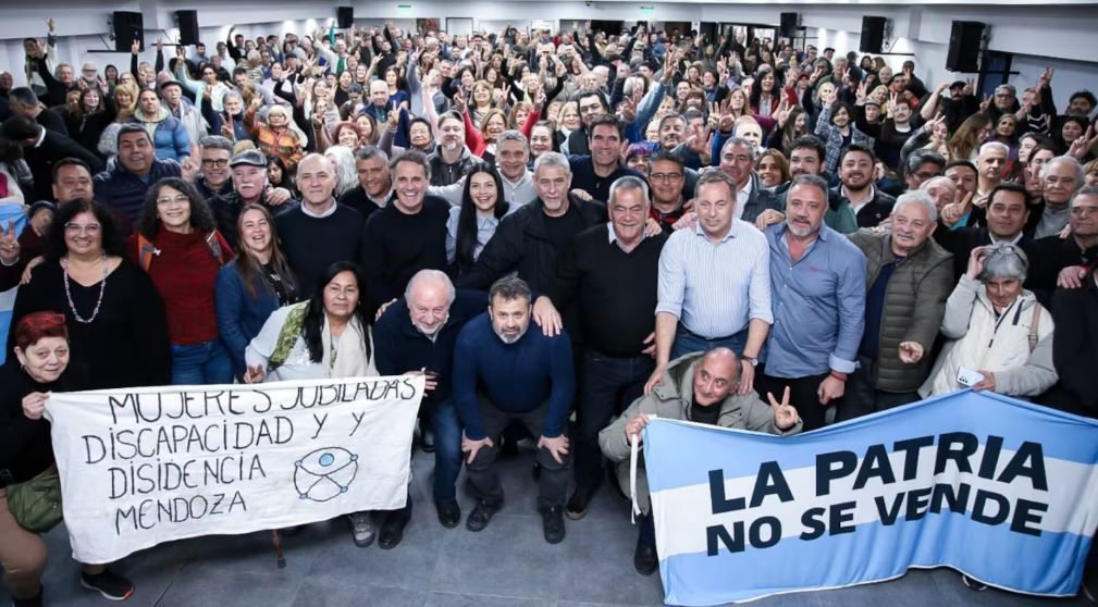 Kicillof envía a ministros e intendentes a recorrer provincias para consolidar su armado político