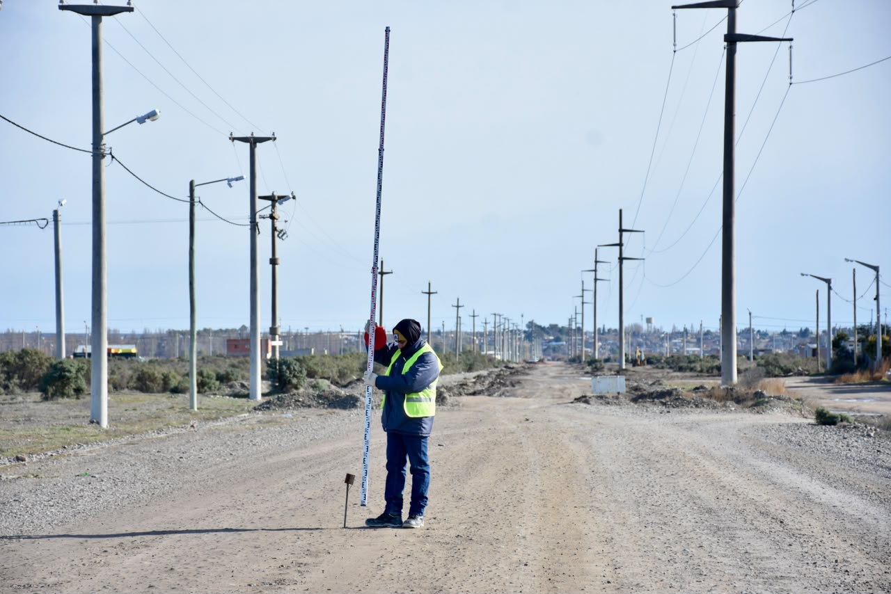 Trelew: Comenzó la pavimentación de la avenida Oris de Roa, una obra clave del Plan Galina