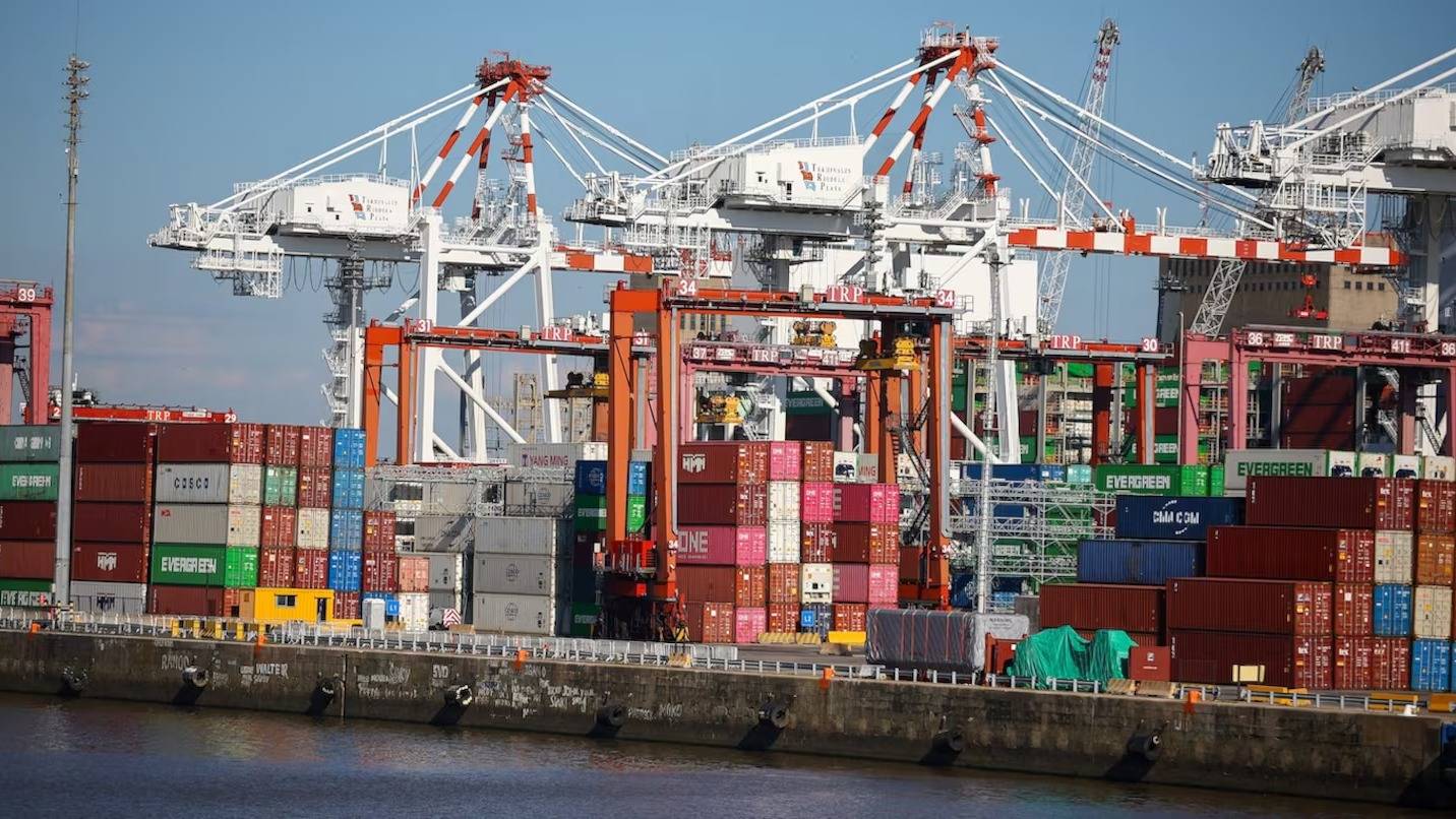 Tensión por la nueva desregulación de Nación: Prefectura Naval intimó a más de 500 trabajadores a levantar el paro en los puertos