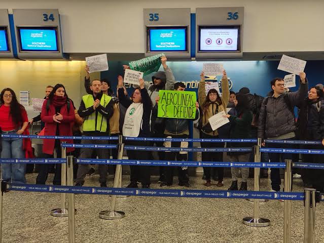 En la previa del fin de semana largo, una protesta en Aeroparque genera demoras para los pasajeros